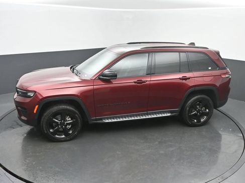 Used 2024 Jeep Grand Cherokee Altitude AWD/4WD image 42