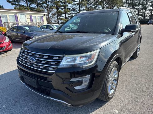 Used 2017 Ford Explorer XLT FWD image 2