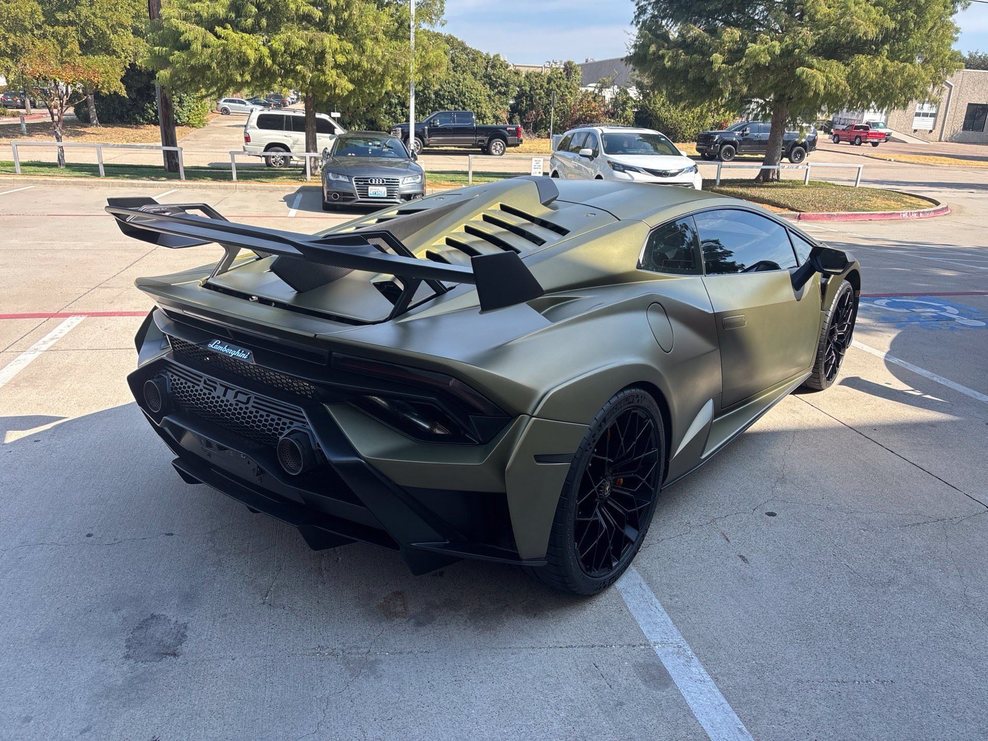 Used 2022 Lamborghini Huracan STO RWD image 9