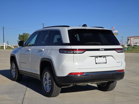 New 2025 Jeep Grand Cherokee 4WD image 3