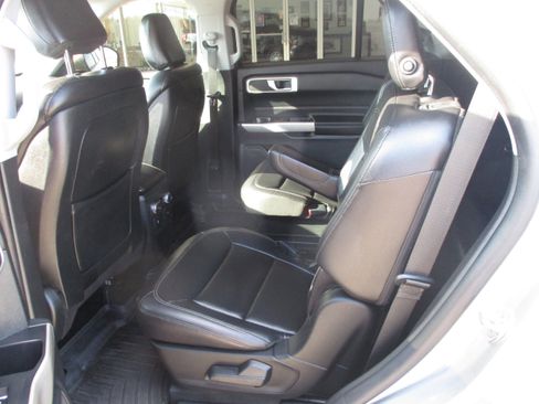 Used 2020 Ford Explorer XLT w/ Equipment Group 202A image 5