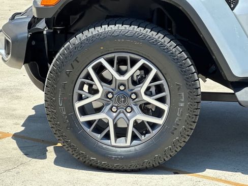 Used 2024 Jeep Wrangler Sahara image 25