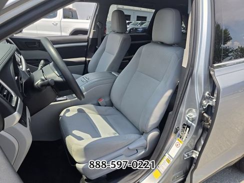 Used 2019 Toyota Highlander LE FWD image 9