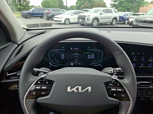 New 2026 Kia Niro EX FWD image 13