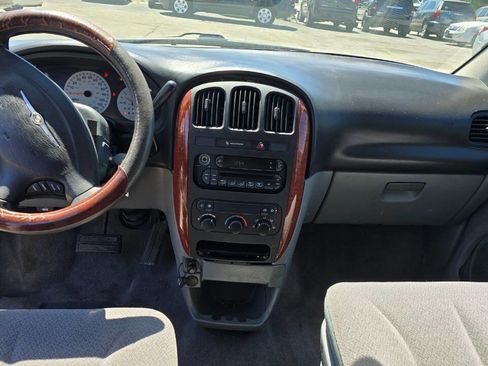 Used 2007 Chrysler Town & Country image 9