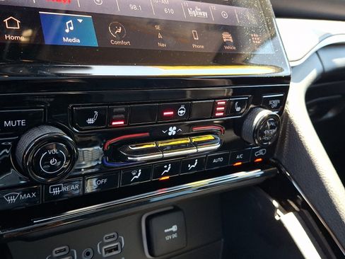 Certified 2023 Jeep Grand Cherokee L Limited w/ Black Appearance Package AWD/4WD image 14