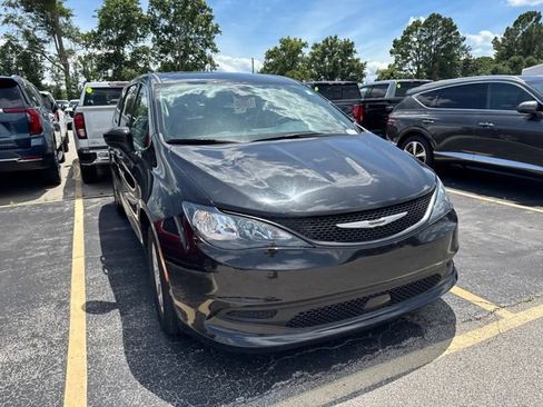 Used 2023 Chrysler Voyager LX FWD image 5