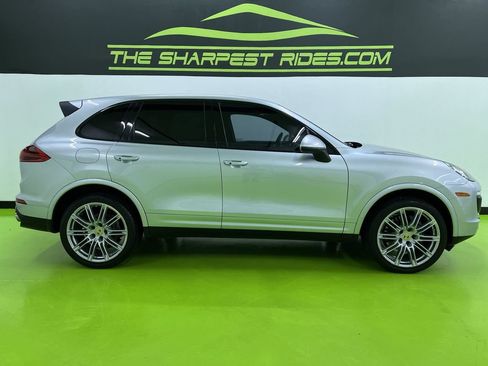 Used 2017 Porsche Cayenne Platinum Edition w/ Premium Package (PJV) AWD/4WD image 11