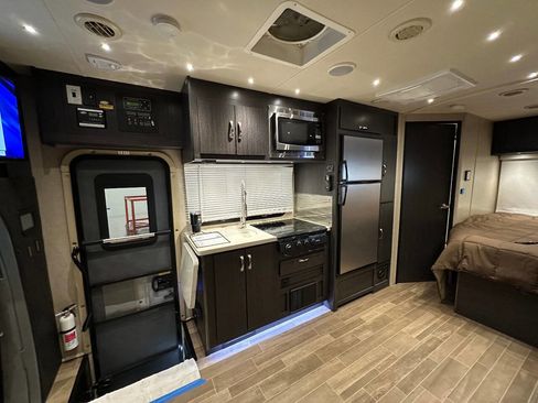 Used 2017 Mercedes-Benz Sprinter 3500 image 3