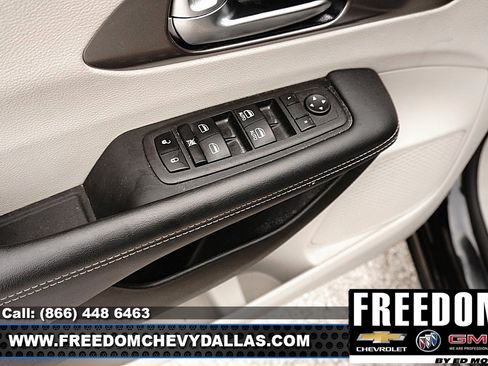 Used 2023 Chrysler Pacifica Touring-L FWD image 34