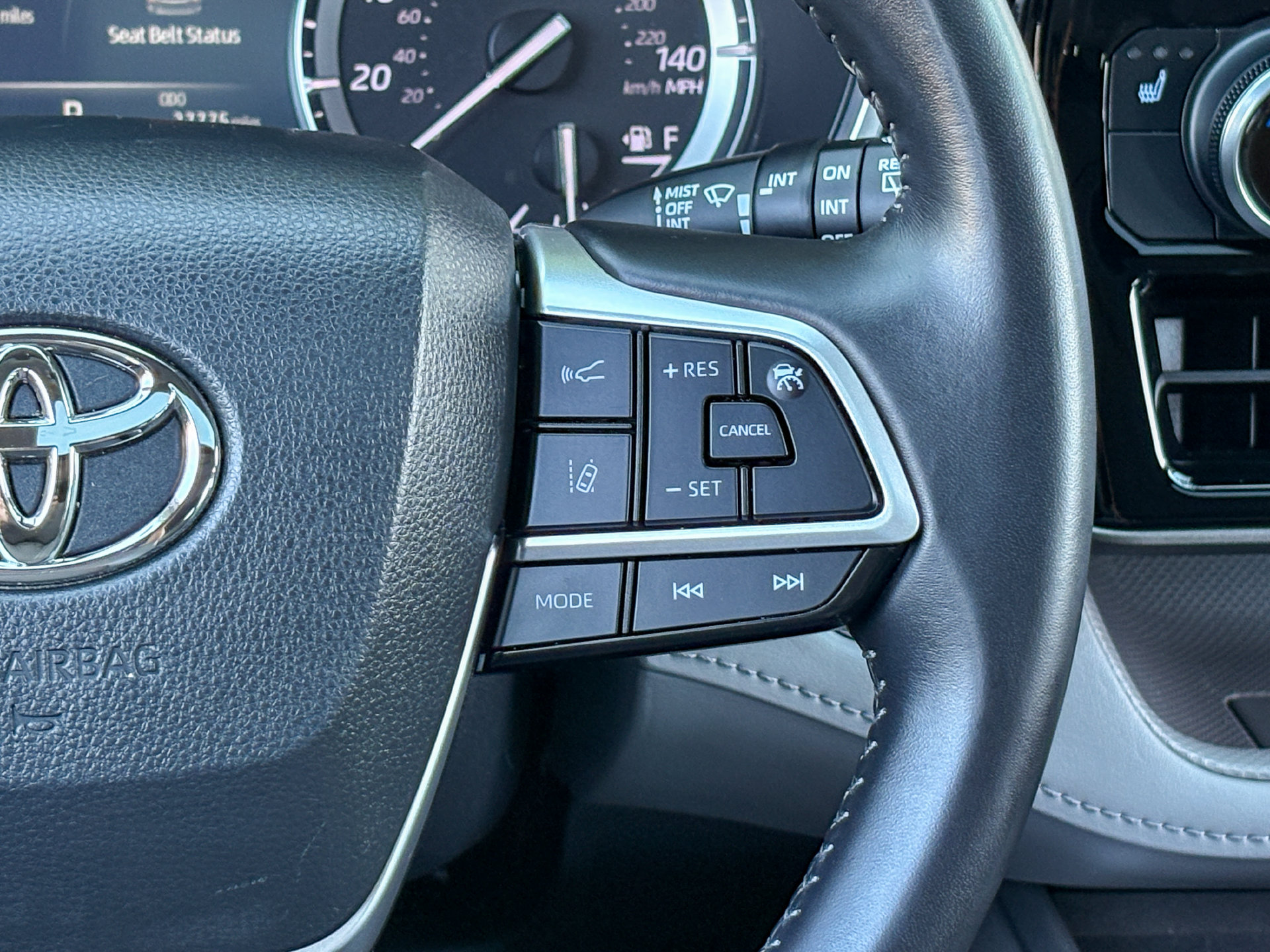 Used 2022 Toyota Highlander XLE AWD/4WD image 20
