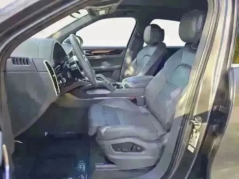 Used 2022 Porsche Cayenne Platinum Edition image 9