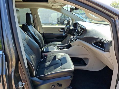 Used 2023 Chrysler Pacifica Limited FWD image 10