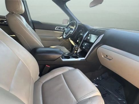 Used 2014 Ford Explorer XLT w/ Equipment Group 202A AWD/4WD image 26