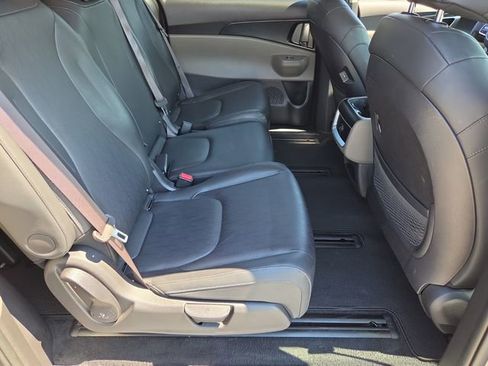 Used 2025 Kia Carnival FWD image 18