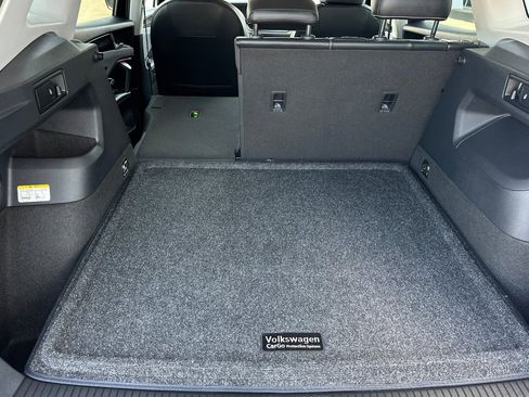 Used 2025 Volkswagen Tiguan SE FWD image 18