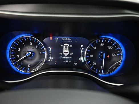 Used 2023 Chrysler Pacifica Touring-L FWD image 10