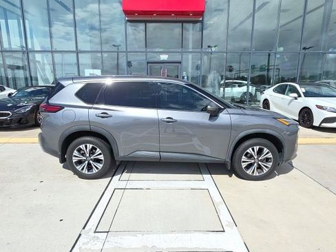 Used 2021 Nissan Rogue SV image 3
