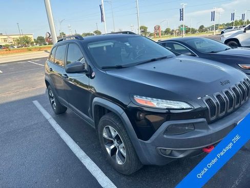 Used 2018 Jeep Cherokee Trailhawk AWD/4WD image 3