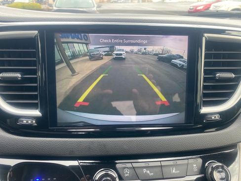Used 2024 Chrysler Pacifica Touring-L FWD image 25
