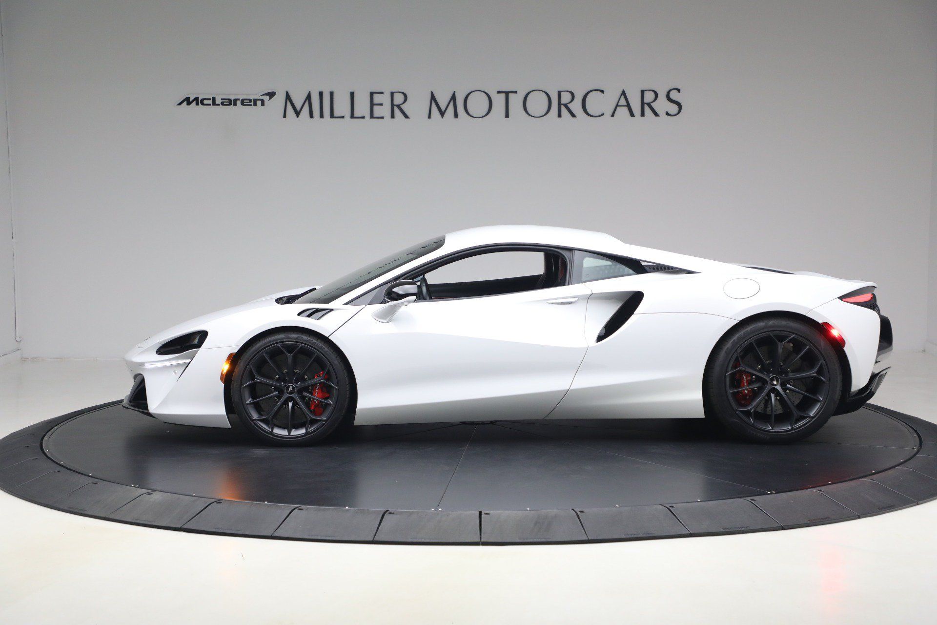 Used 2023 McLaren Artura RWD image 3