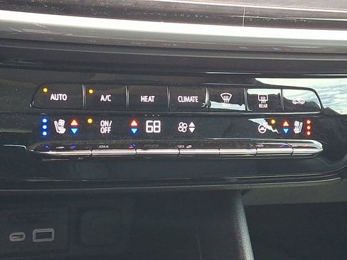 Certified 2023 Chevrolet Bolt EUV Premier w/ Sun & Sound Package FWD image 17