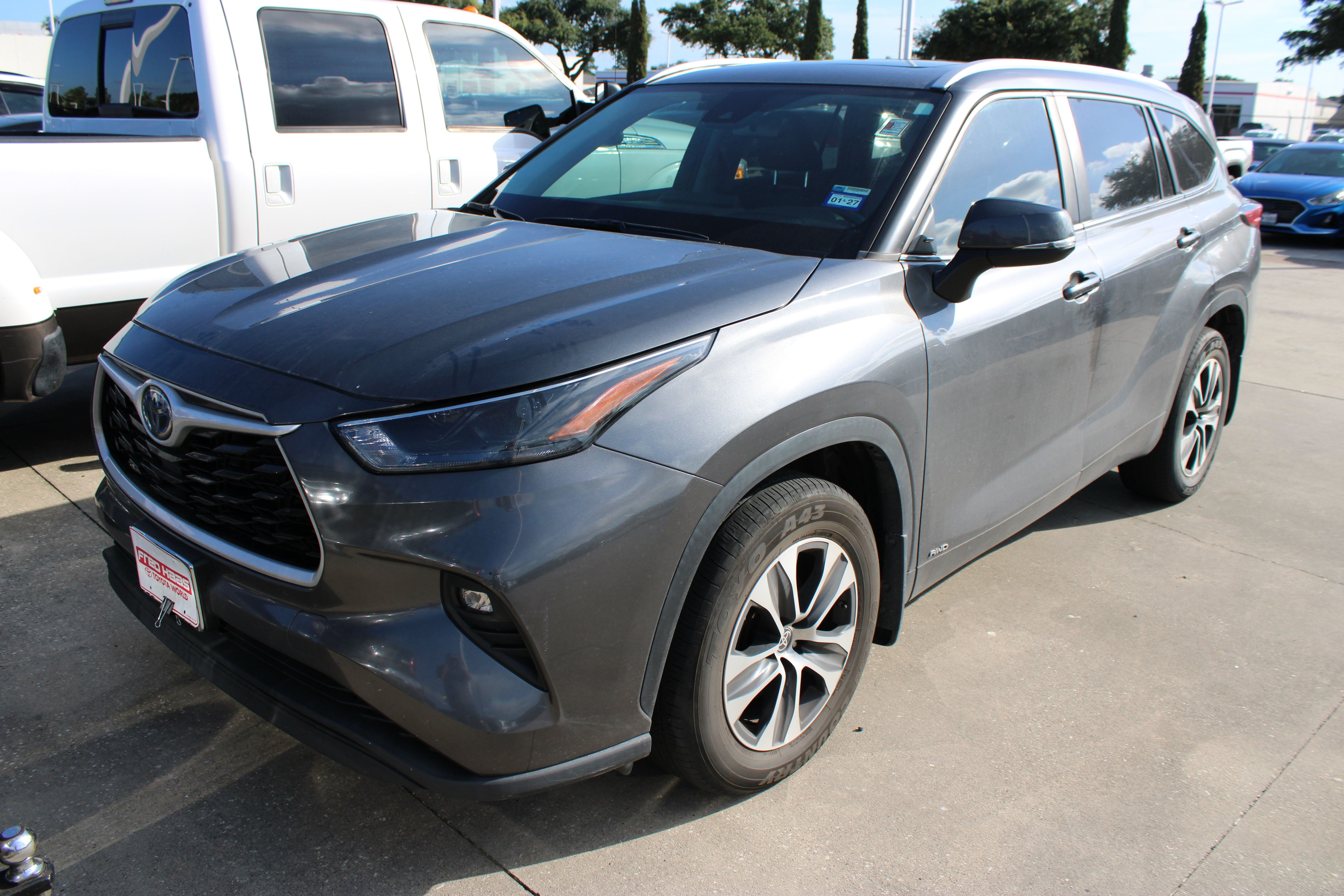 Used 2023 Toyota Highlander XLE AWD/4WD image 4