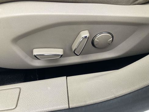 Used 2017 Ford Fusion SE w/ Fusion SE Technology Package image 20