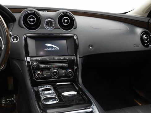 Used 2016 Jaguar XJ R-Sport image 18