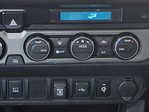 Used 2022 Toyota Tacoma TRD Sport image 12