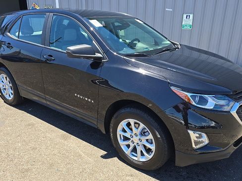 Used 2021 Chevrolet Equinox LS AWD/4WD image 2