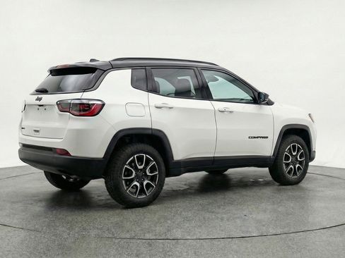 Used 2025 Jeep Compass Trailhawk image 9