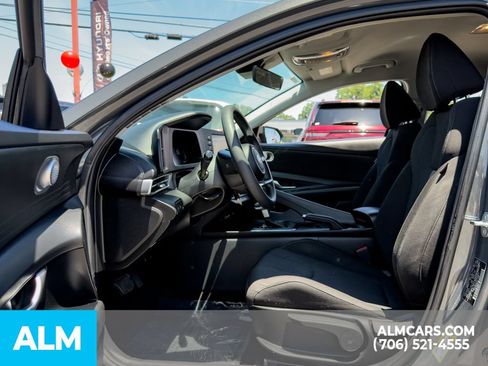Used 2024 Hyundai Elantra SE FWD image 11