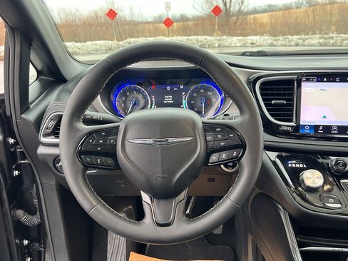 Used 2023 Chrysler Pacifica Limited w/ S Appearance Package image 31