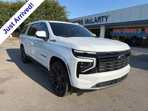 Used 2026 Chevrolet Suburban High Country AWD/4WD image 2