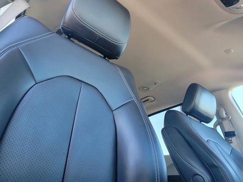 Certified 2023 Chrysler Pacifica Touring-L image 24