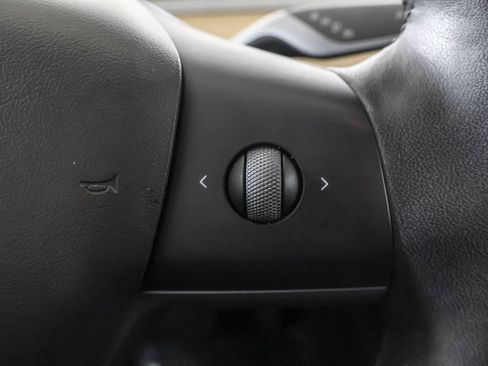 Used 2022 Tesla Model Y Long Range image 25