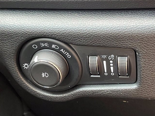 Used 2025 Chrysler Pacifica Select FWD image 33
