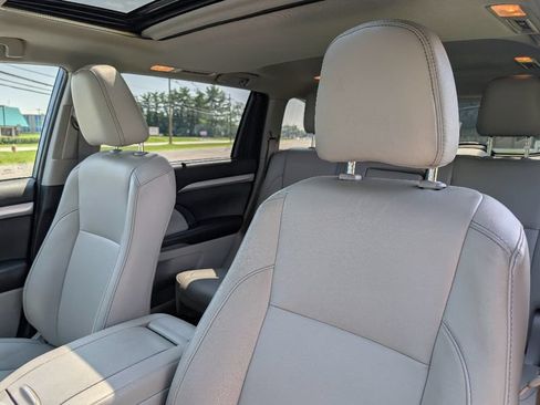 Used 2019 Toyota Highlander XLE AWD/4WD image 14