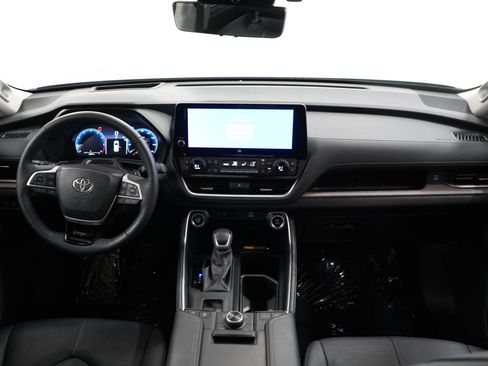 Used 2024 Toyota Grand Highlander AWD image 14