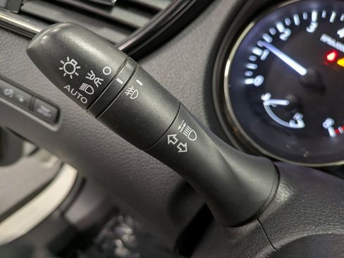 Used 2018 Nissan Rogue SV w/ Premium Package image 18