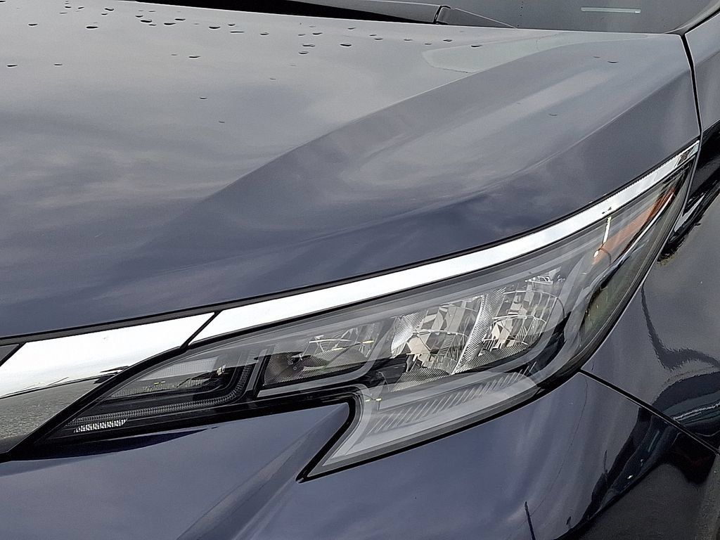 Used 2024 Toyota Sienna XLE w/ XLE Plus Package AWD/4WD image 9