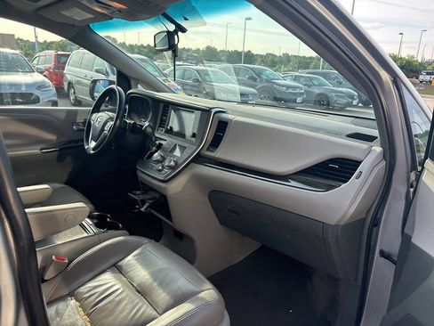 Used 2015 Toyota Sienna XLE Premium FWD image 27
