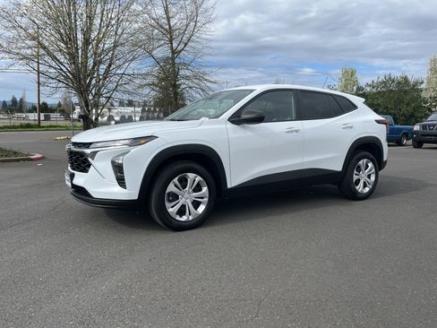 Used 2024 Chevrolet Trax LS FWD image 2