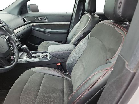 Used 2018 Ford Explorer XLT w/ Equipment Group 202A AWD/4WD image 7