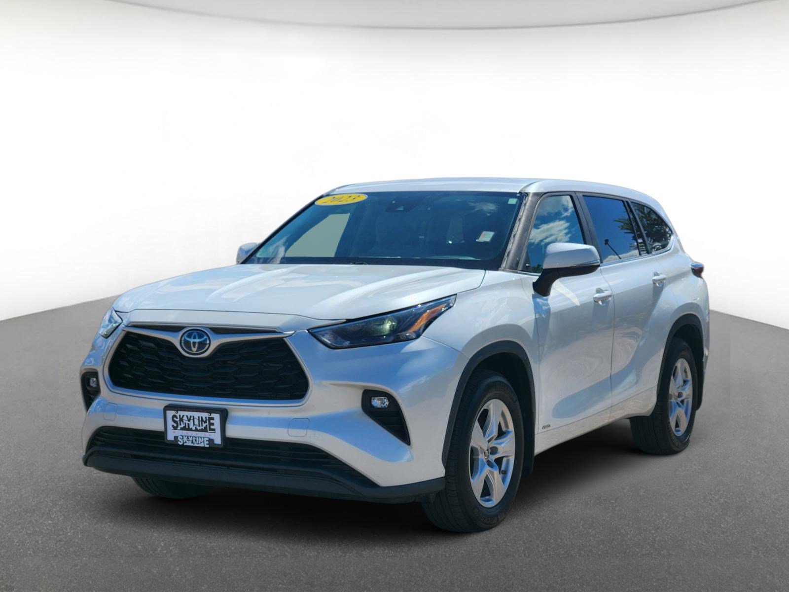 Used 2023 Toyota Highlander LE AWD/4WD image 2