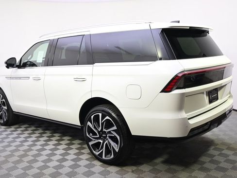 New 2026 Lincoln Navigator Reserve AWD/4WD image 2