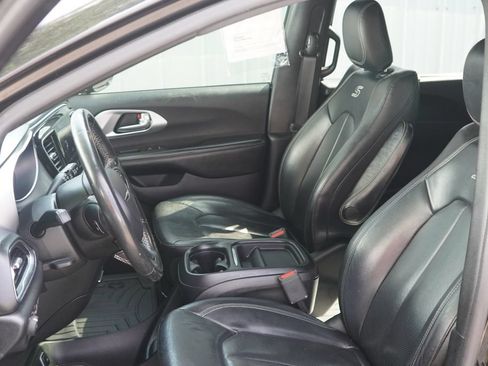 Used 2019 Chrysler Pacifica Touring-L w/ S Appearance Package FWD image 12