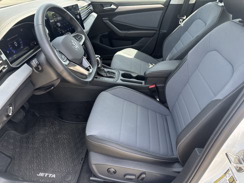 Used 2025 Volkswagen Jetta SE image 5