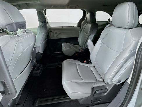 Certified 2022 Toyota Sienna XLE FWD image 17